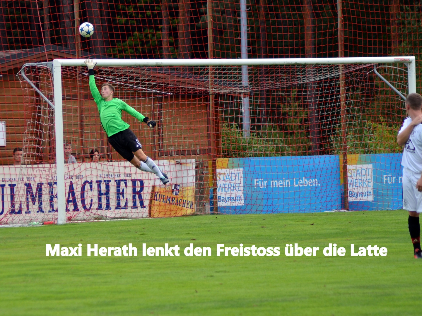 Maxi Herath lenktet hier einen Kanzer Freistoß über`s Tor